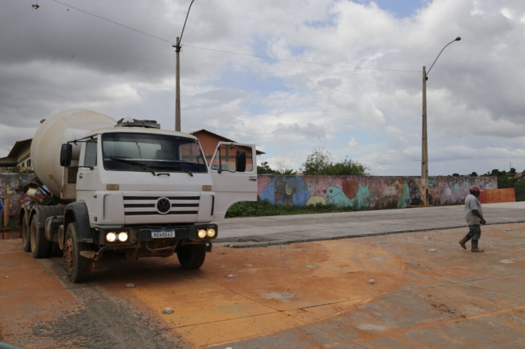 Governo municipal revitaliza quadra de esportes na nova Vila Guaíra