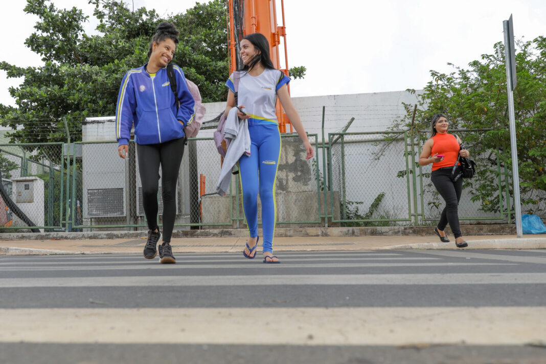 Cursos, blitzes e palestras reforçam uso e respeito às faixas de pedestres
