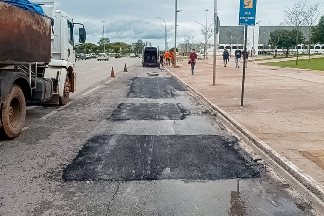 Vias da Esplanada são recuperadas para melhorar o trânsito no dia da posse Vias da Esplanada são recuperadas para melhorar o trânsito no dia da posse