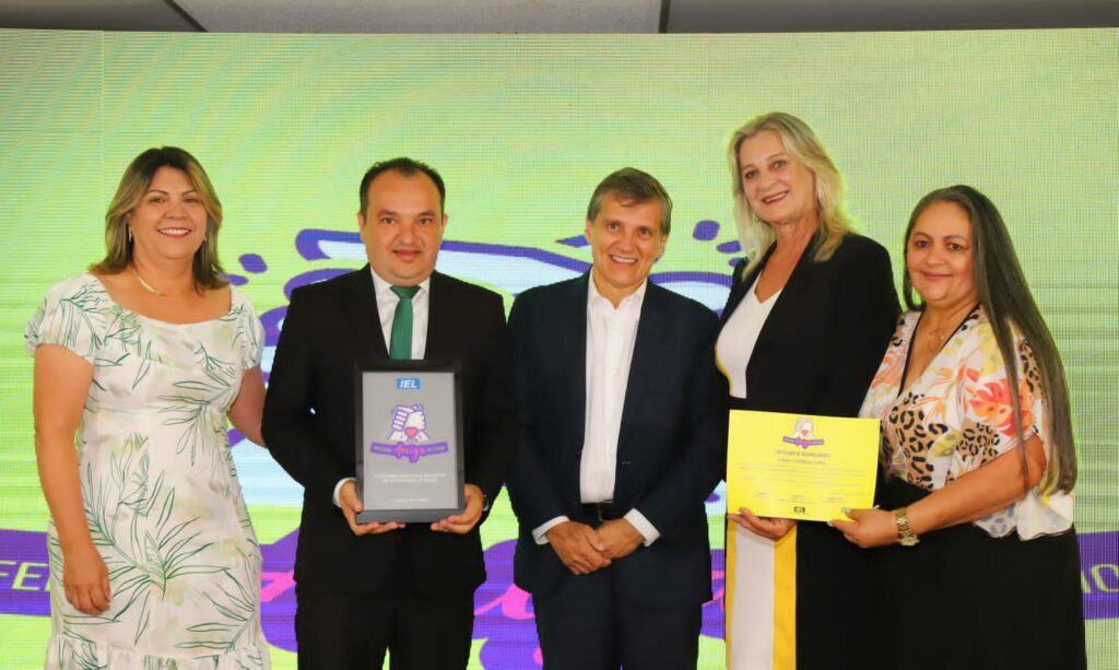 IEL Goiás homenageia prefeitura de Valparaíso por práticas de estágio