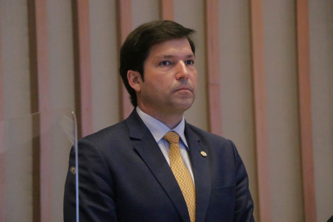 Robério apresenta projeto que garante matrícula de irmãos na mesma unidade escolar