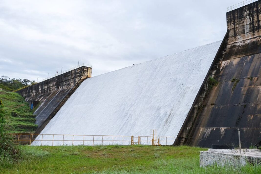 Lago do Descoberto atinge capacidade máxima e verte Lago do Descoberto atinge capacidade máxima e verte