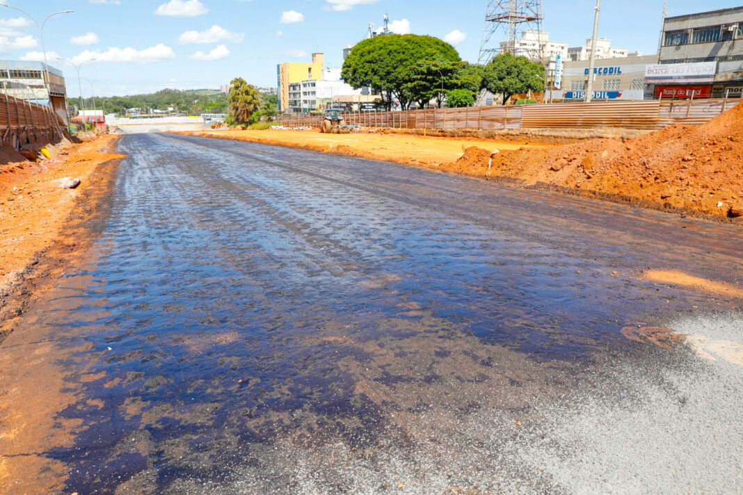 Marginal sul do Túnel de Taguatinga é preparada para receber pavimentação Marginal sul do Túnel de Taguatinga é preparada para receber pavimentação