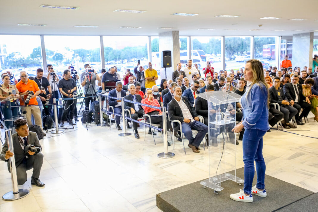 Celina Leão assina o reajuste salarial de 18% a forças de segurança do DF Celina Leão assina o reajuste salarial de 18% a forças de segurança do DF