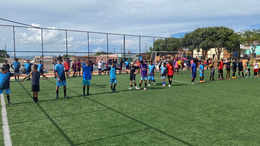 Prefeitura de Águas Lindas apoia jovens atletas para a Tacinha Goiás de Futebol Infantil Prefeitura de Águas Lindas apoia jovens atletas para a Tacinha Goiás de Futebol Infantil