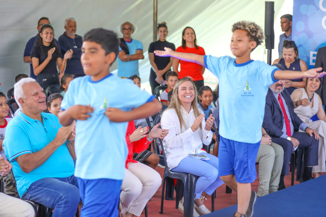 GDF fornecerá gratuitamente uniformes para 475 mil alunos da rede pública GDF fornecerá gratuitamente uniformes para 475 mil alunos da rede pública