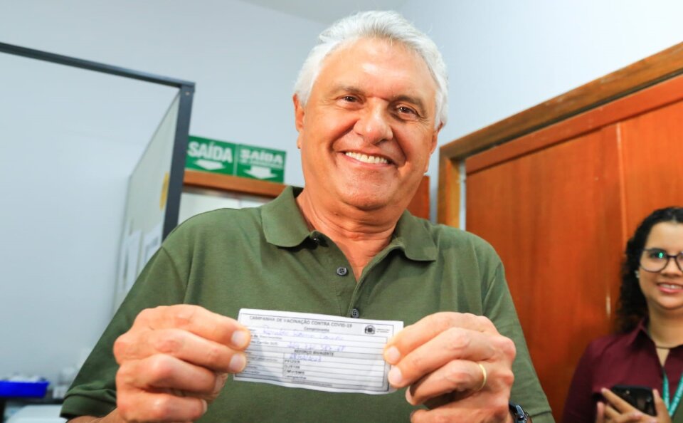 Ao tomar vacina bivalente contra Covid-19, Caiado pede que goianos se imunizem Ao tomar vacina bivalente contra Covid-19, Caiado pede que goianos se imunizem