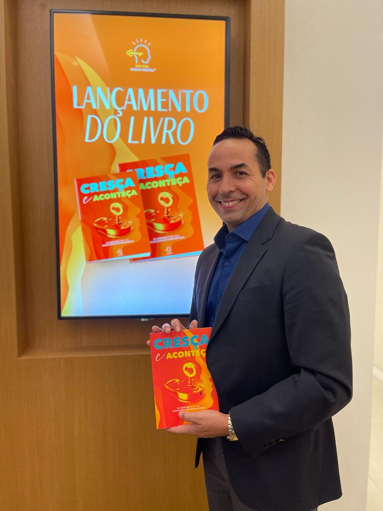 Especialista em comportamento, Marcelo Rego lança seu primeiro livro durante palestra sobre carreira Especialista em comportamento, Marcelo Rego lança seu primeiro livro durante palestra sobre carreira