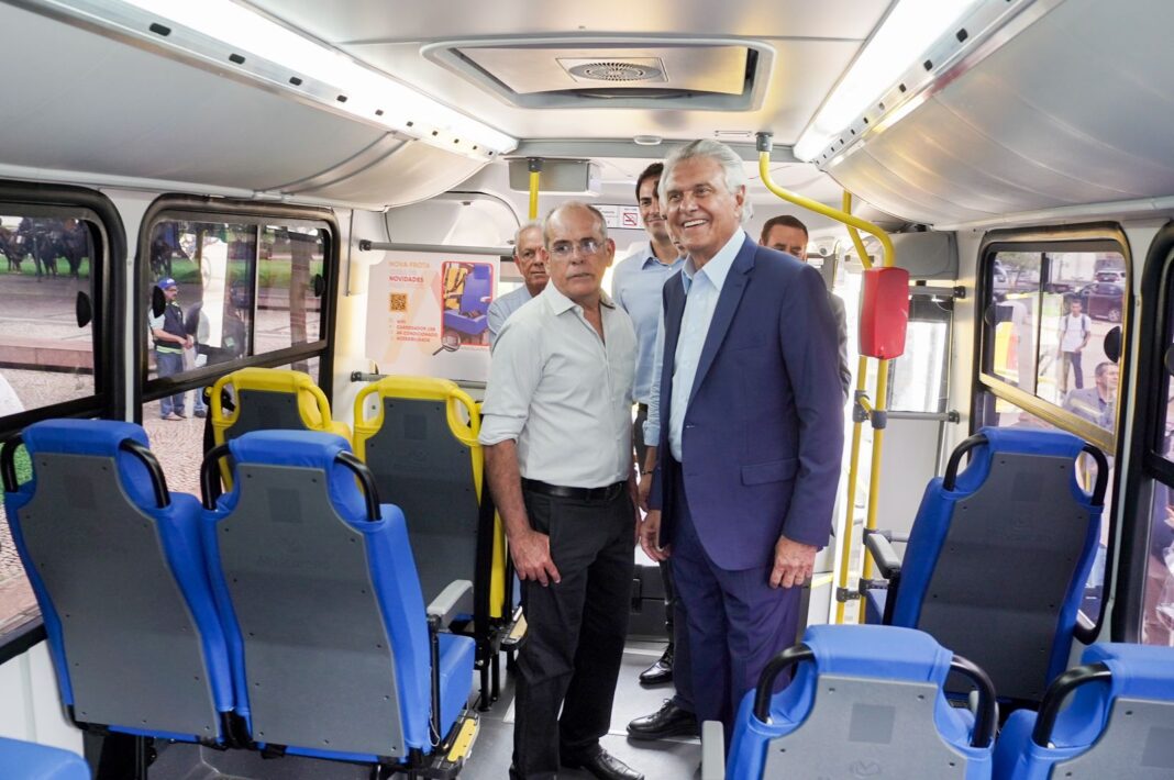 Caiado vistoria novos ônibus das linhas entre municípios Caiado vistoria novos ônibus das linhas entre municípios