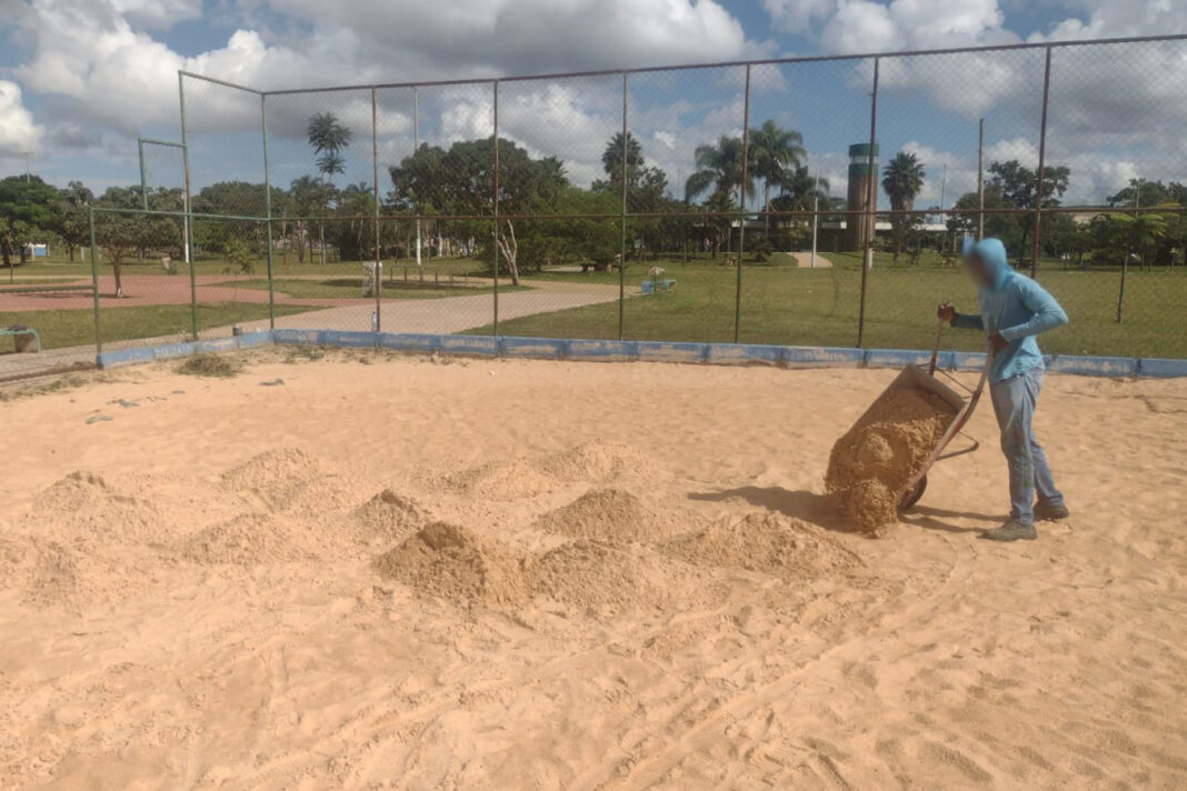 Brinquedos consertados e areia nova para quadra de esportes no Taguaparque Brinquedos consertados e areia nova para quadra de esportes no Taguaparque