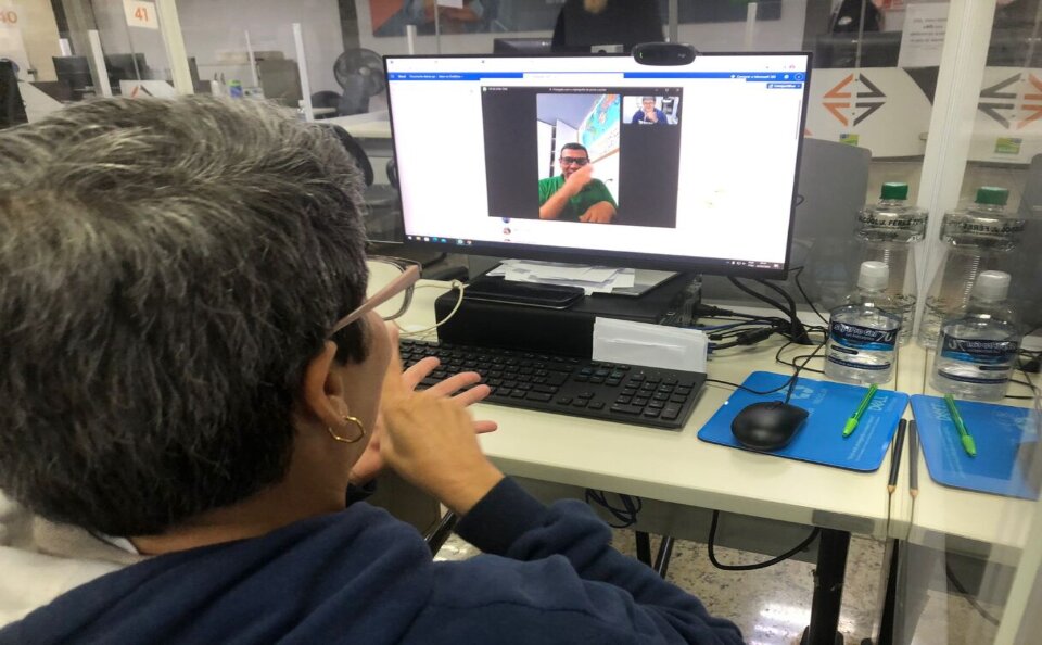 Detran disponibiliza atendimento virtual em Libras Detran disponibiliza atendimento virtual em Libras