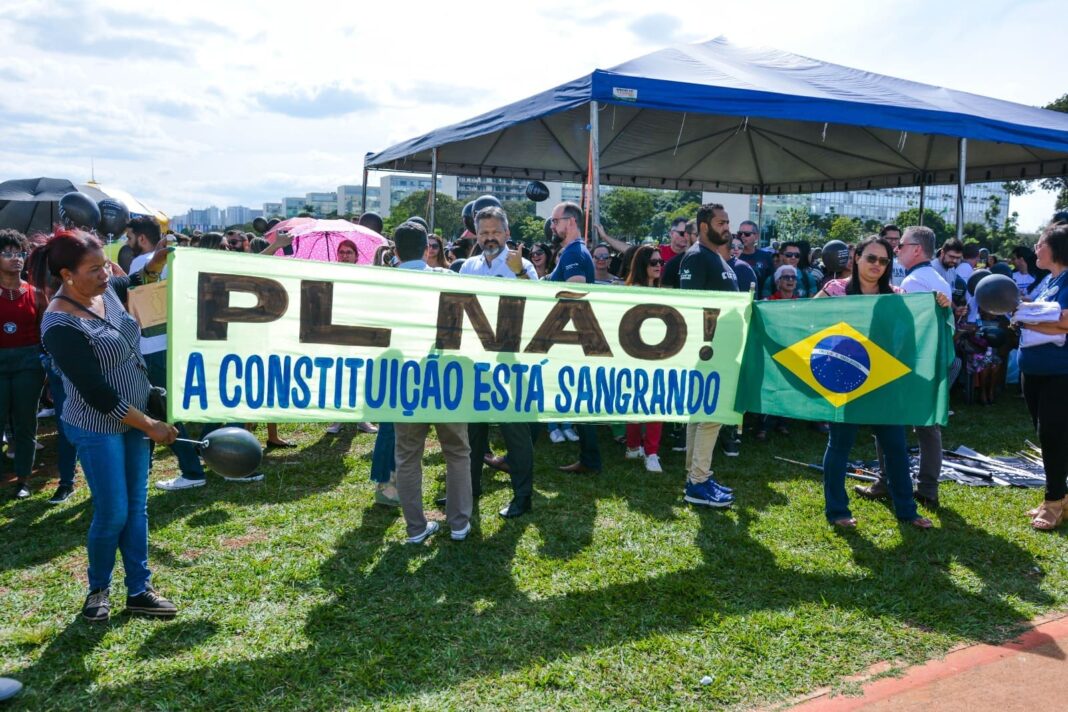 Manifestantes reúnem-se em frente ao Congresso Nacional para apoiar o Sesc e o Senac