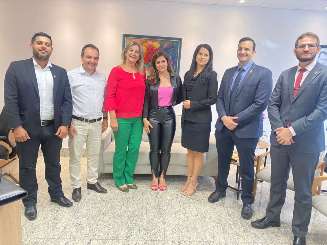 Deputada Dra. Zeli e prefeito Pábio Mossoró lideram encontro com delegados da Polícia Civil