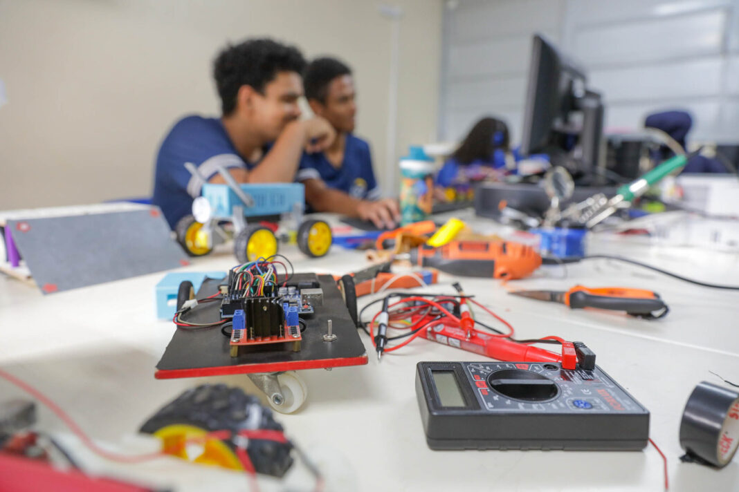 Robótica desperta o interesse de alunos do ensino integral no Gama Robótica desperta o interesse de alunos do ensino integral no Gama