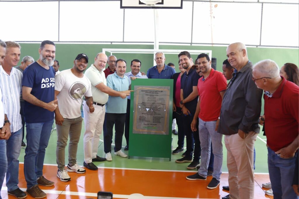 Governo municipal inaugura quadra poliesportiva no céu azul