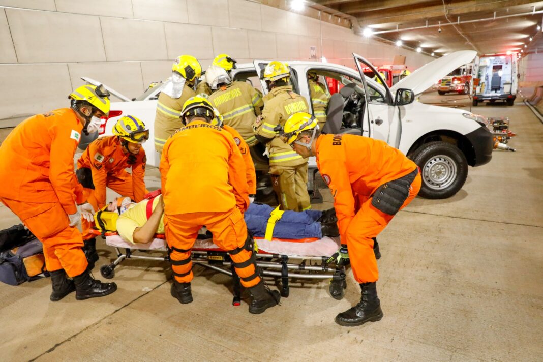 Simulação de acidente grave aprova operações de socorro no Túnel Rei Pelé Simulação de acidente grave aprova operações de socorro no Túnel Rei Pelé