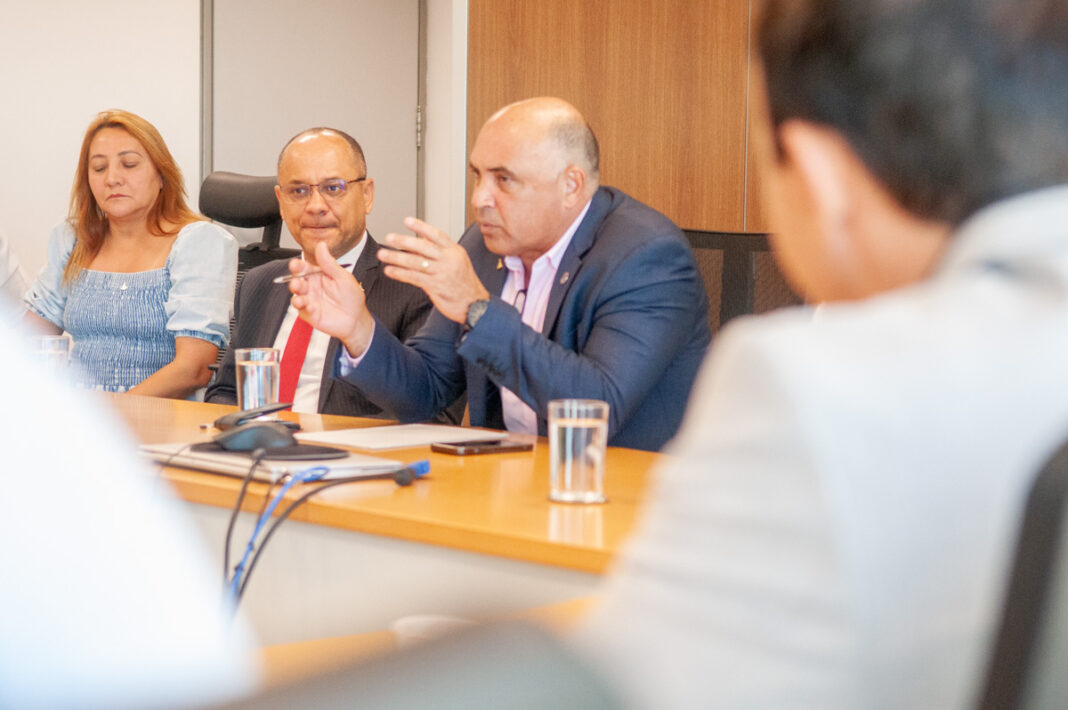 CLDF recebe moradores da Ponte Alta do Gama para debater regularização fundiária CLDF recebe moradores da Ponte Alta do Gama para debater regularização fundiária