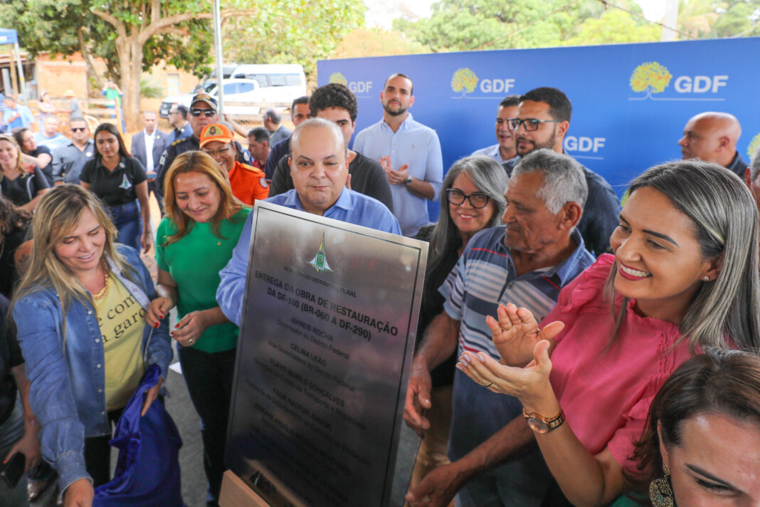 Governador entrega 11,5 km de asfalto novo na DF-180, no Gama Governador entrega 11,5 km de asfalto novo na DF-180, no Gama