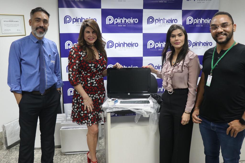 Pinheiro Ferragens faz doação para o Projeto “Trilhando Um Novo Caminho” Pinheiro Ferragens faz doação para o Projeto “Trilhando Um Novo Caminho”