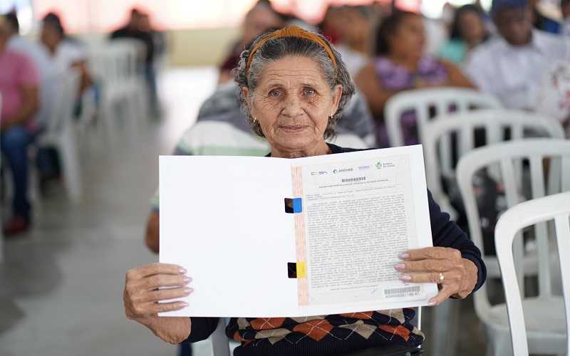 Famílias de Abadia de Goiás são beneficiadas com escrituras Famílias de Abadia de Goiás são beneficiadas com escrituras