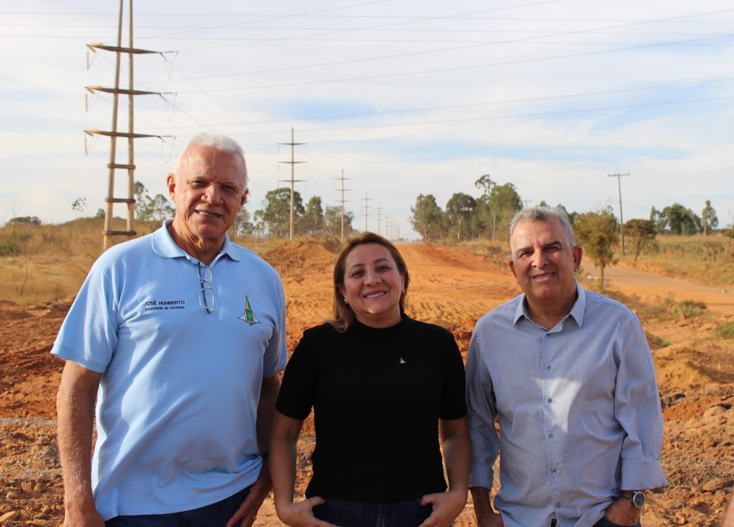 A administradora regional do Gama, Joseane Feitosa, esteve com secretário de Governo, Zé Humberto, e com diretor do DER, Fauzi Nacfur, para acompanhar de perto a obra da vicinal 361, que liga Gama e Santa Maria. A administradora regional do Gama, Joseane Feitosa, esteve com secretário de Governo, Zé Humberto, e com diretor do DER, Fauzi Nacfur, para acompanhar de perto a obra da vicinal 361, que liga Gama e Santa Maria.