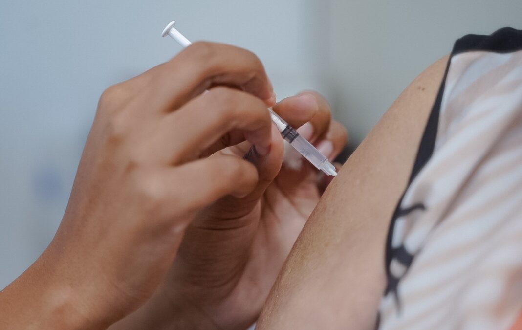 Saúde alerta para aumento de Covid-19 e reforça necessidade da vacinação Saúde alerta para aumento de Covid-19 e reforça necessidade da vacinação
