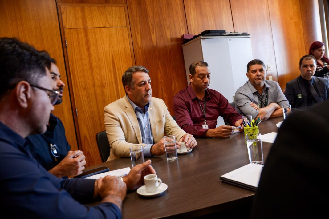 Licenciamento de empresas é tema de reunião conjunta entre a Administração e diversos órgãos do GDF, no Palácio do Buriti Licenciamento de empresas é tema de reunião conjunta entre a Administração e diversos órgãos do GDF, no Palácio do Buriti