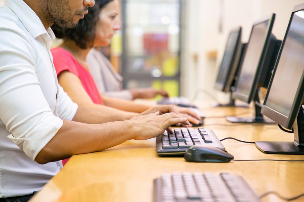 UCB promove inclusão digital com aulas gratuitas de informática para adultos UCB promove inclusão digital com aulas gratuitas de informática para adultos
