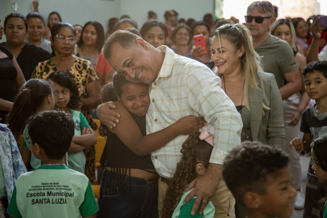 Carlinhos do Mangão inaugura nova escola no residencial Santa Luzia Carlinhos do Mangão inaugura nova escola no residencial Santa Luzia
