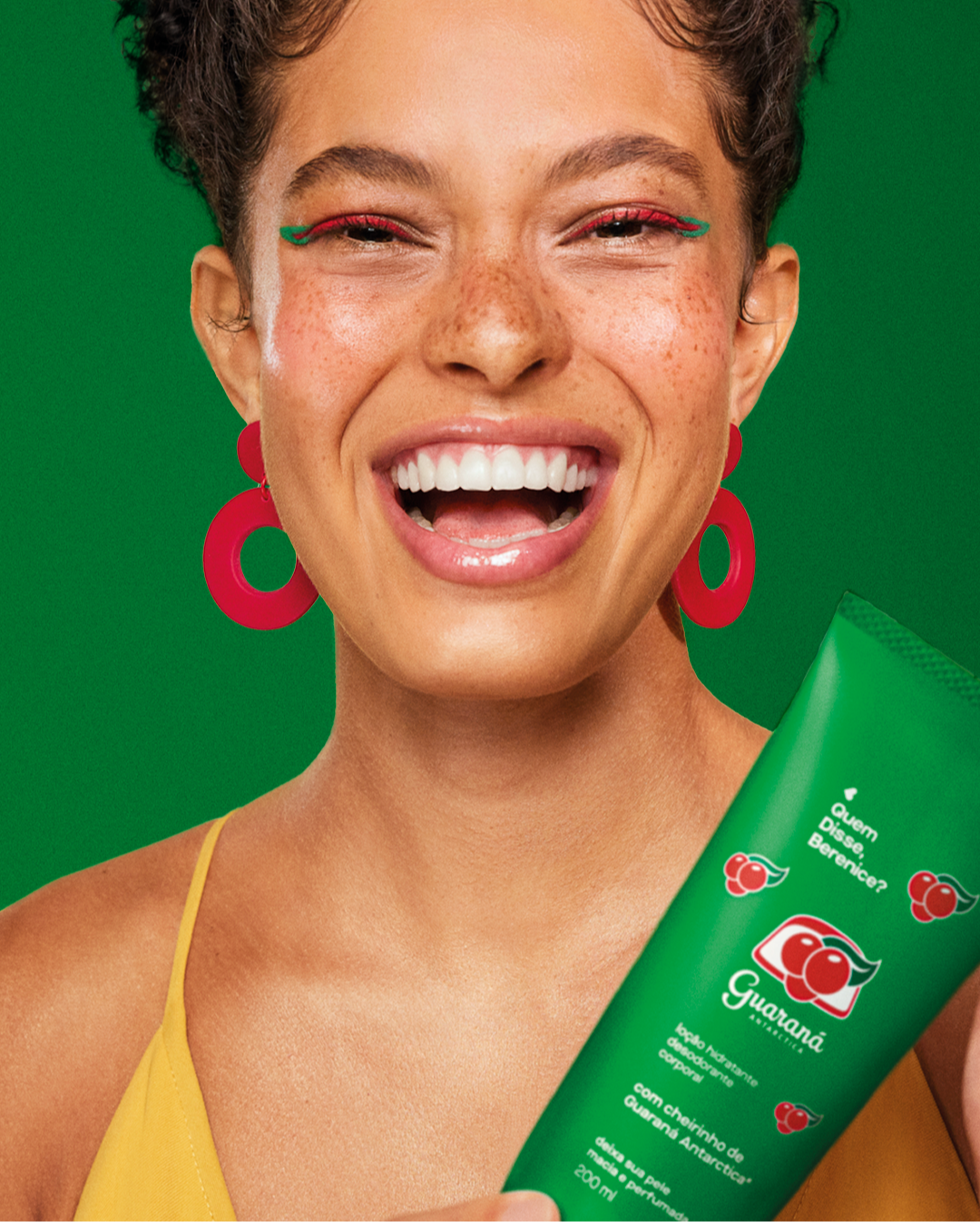 Collab entre Quem Disse, Berenice? e Guaraná Antarctica traduz a brasilidade e a irreverência das marcas em produtos de beleza com o cheiro inspirado no icônico refrigerante