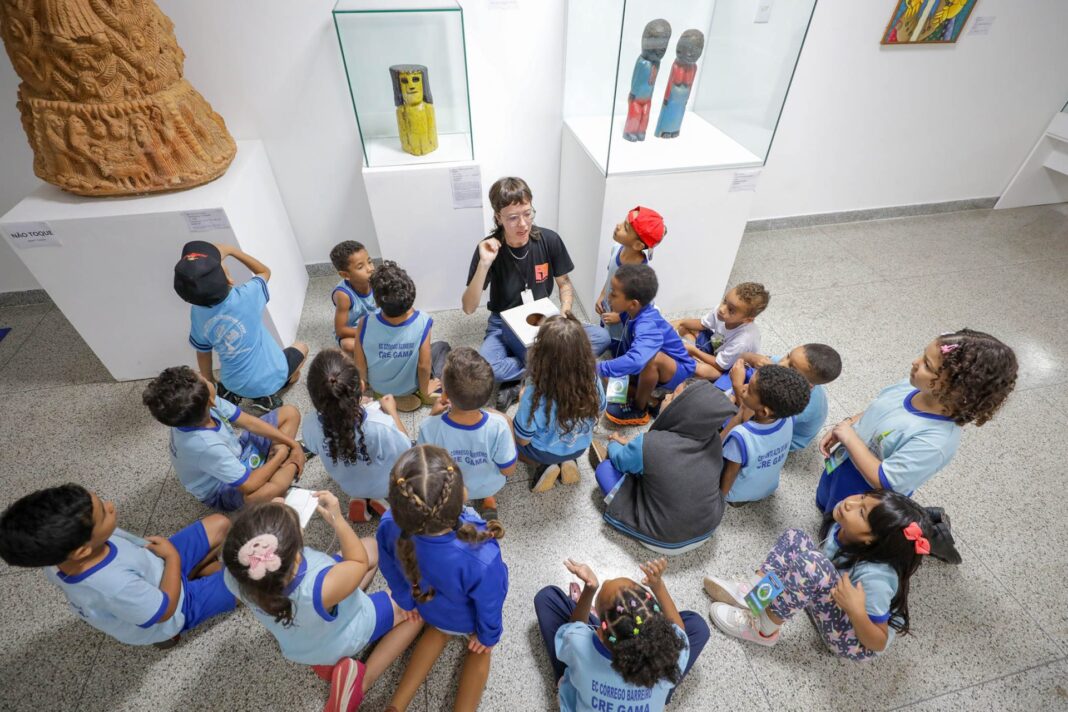 Programa leva estudantes para visitas guiadas no Museu de Arte de Brasília