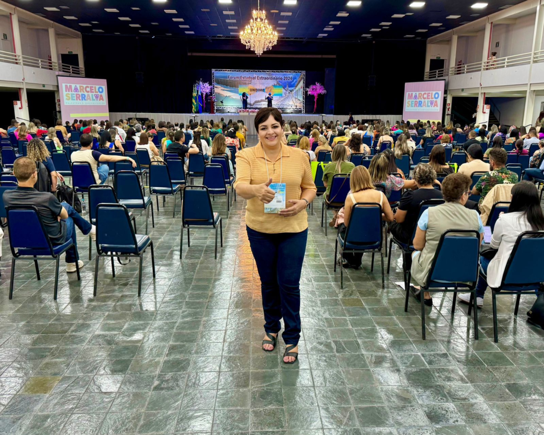 Pré-candidata a prefeita em Valparaíso de Goiás, Rudilene Nobre participa de Fórum de Educação em Caldas Novas (GO)