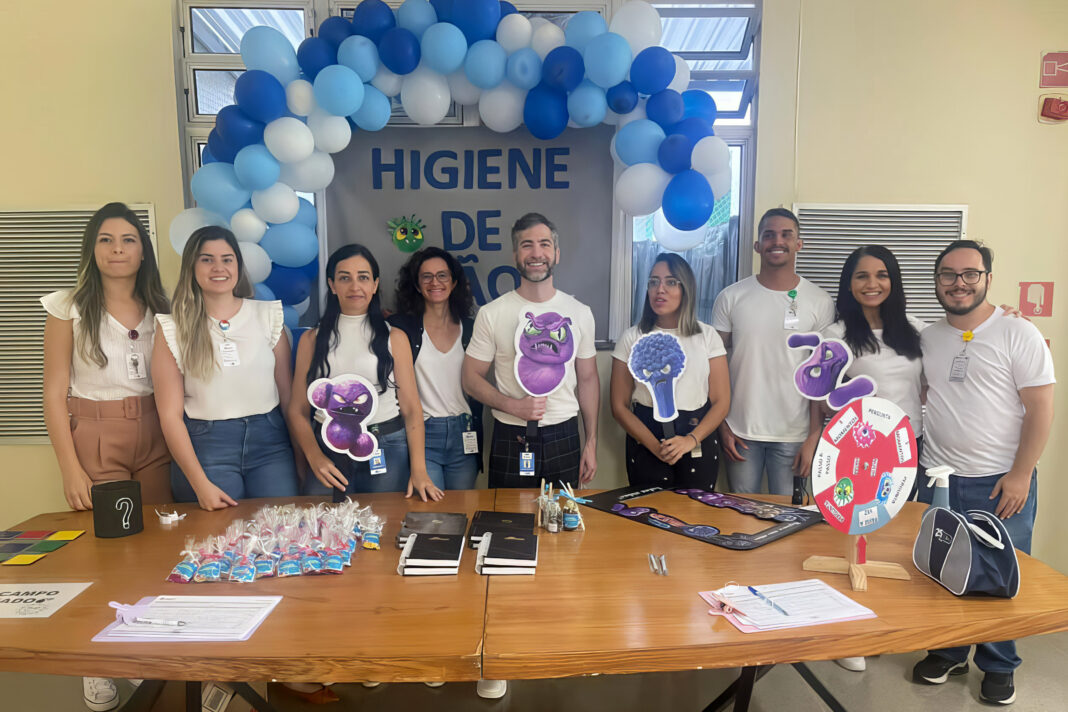 Colaboradores do HRSM participam de ação sobre a importância da higienização das mãos
