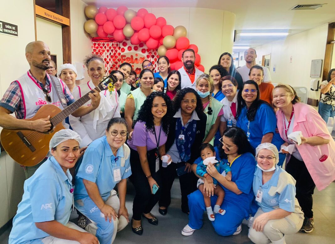 Equipe da UTI Pediátrica do HBDF faz uma manhã de homenagens para mamães que estão com filhos internados