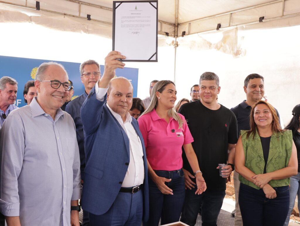 Ao lado de Ibaneis, Daniel Donizet inaugura pavimentação de vicinais na área rural do Gama