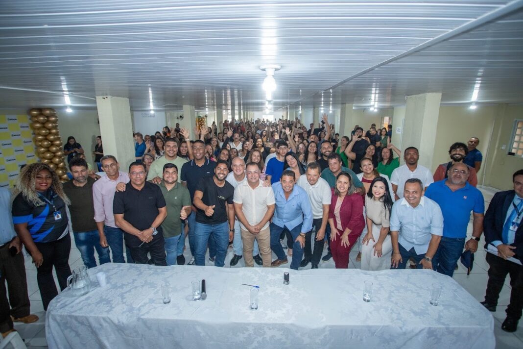 Prefeito Carlinhos do Mangão dá posse a 118 novos professores e reforça compromisso com a educação de Novo Gama