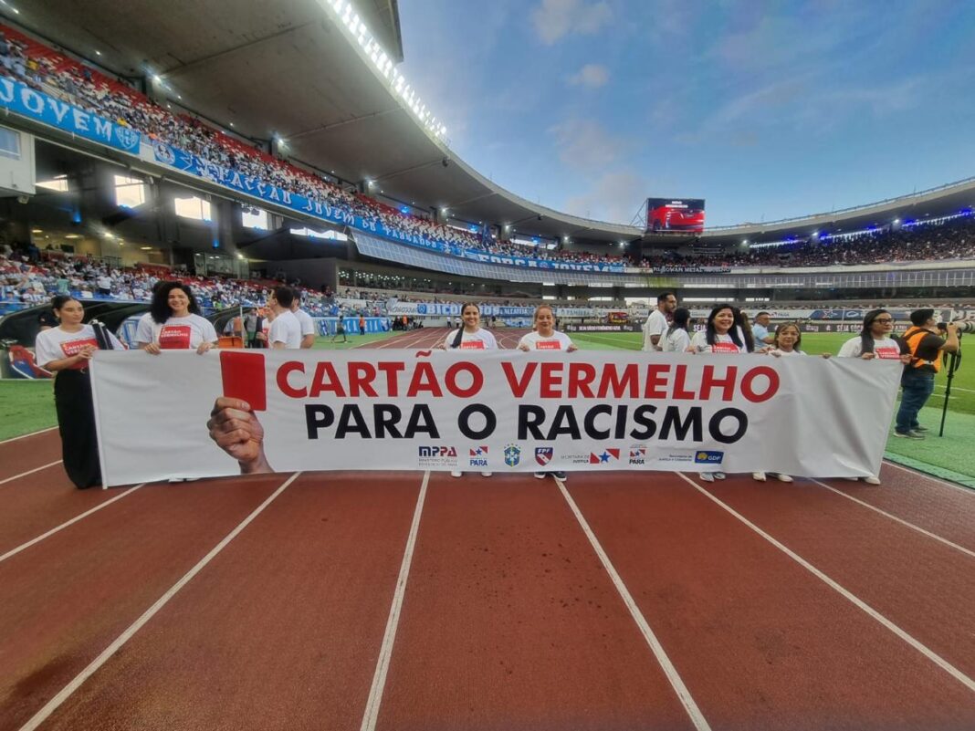 Mais de 45 mil torcedores paraenses levantaram o cartão vermelho para o racismo em campanha nacional lançada pela Sejus-DF
