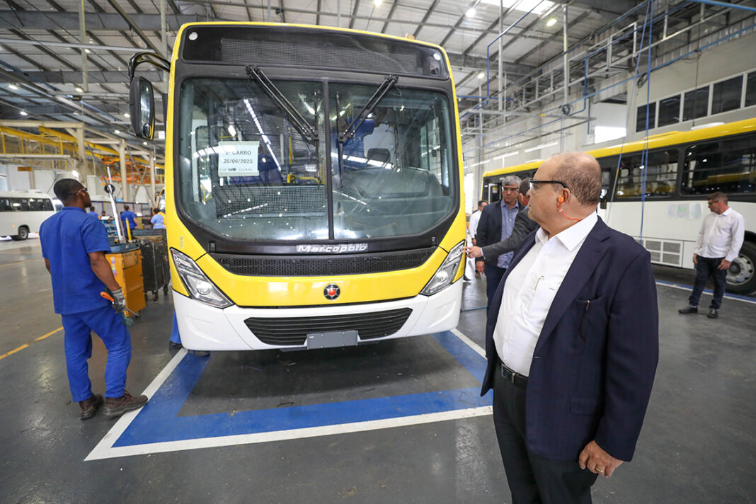 Governador visita fábrica e conhece novos ônibus que vão integrar frota do DF