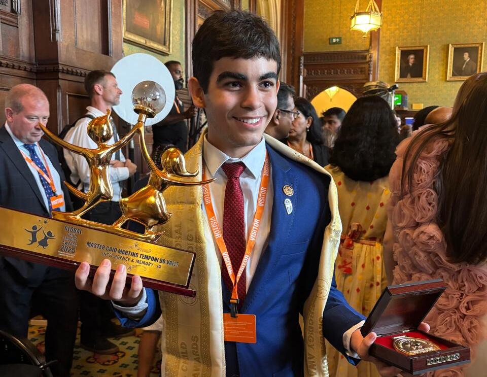 Jovem brasileiro de 16 anos recebe prêmio internacional como uma das 100 crianças prodígio do mundo