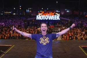 Capital Inicial levanta público com 25 anos do Acústico MTV no Capital Moto Week