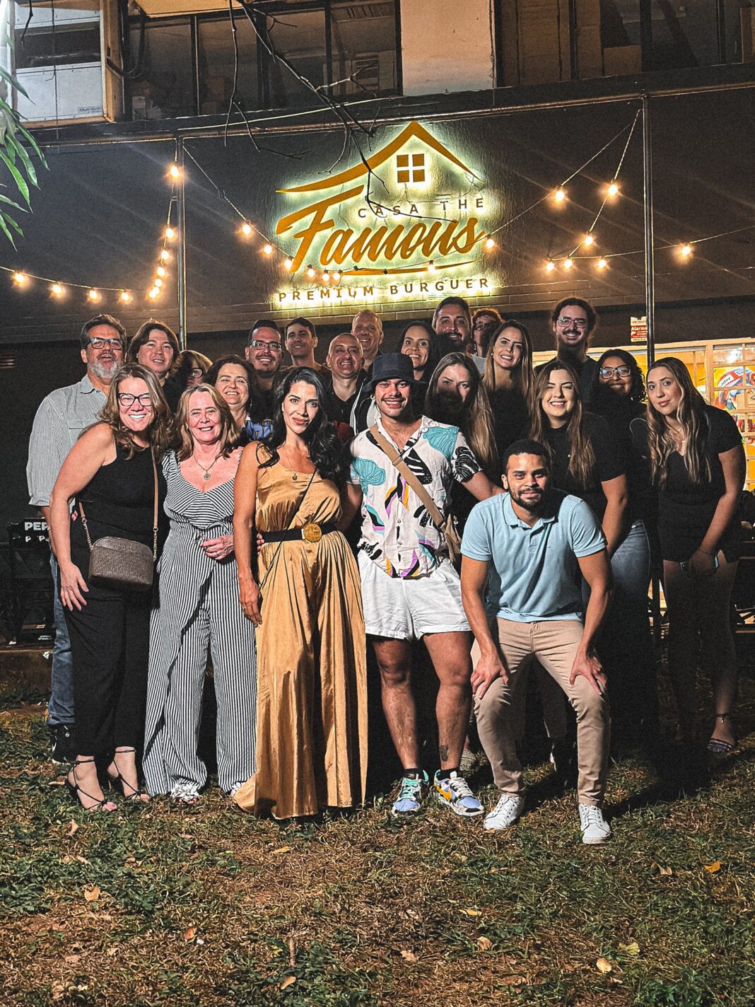 Casa The Famous recebe jornalistas e clientes para noite de hamburgada no DF