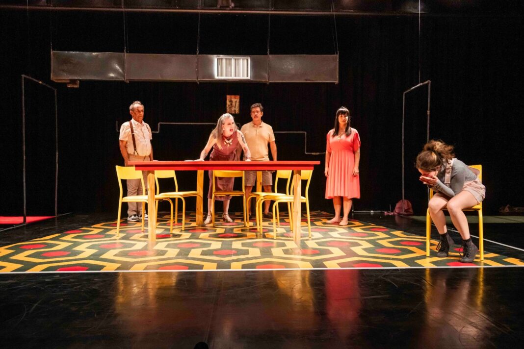 “Atrás das Paredes” estreia no Teatro Brasília Shopping com texto inédito do argentino Santiago Serrano “Atrás das Paredes” estreia no Teatro Brasília Shopping com texto inédito do argentino Santiago Serrano