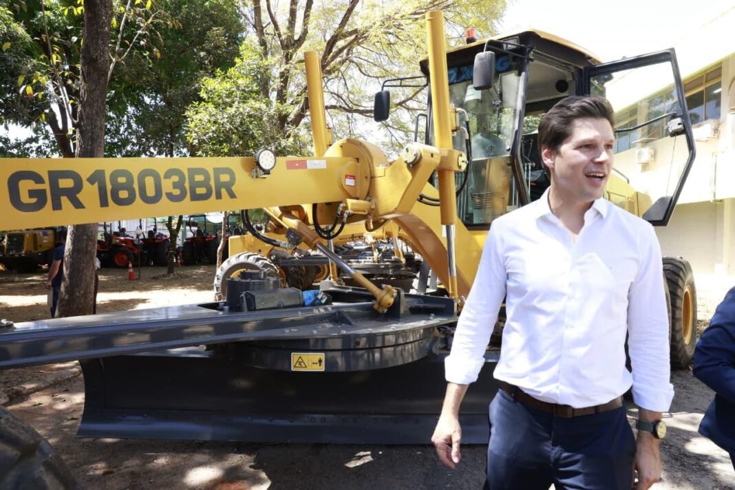 Daniel Vilela entrega máquinas do Mecaniza Campo a 14 municípios goianos