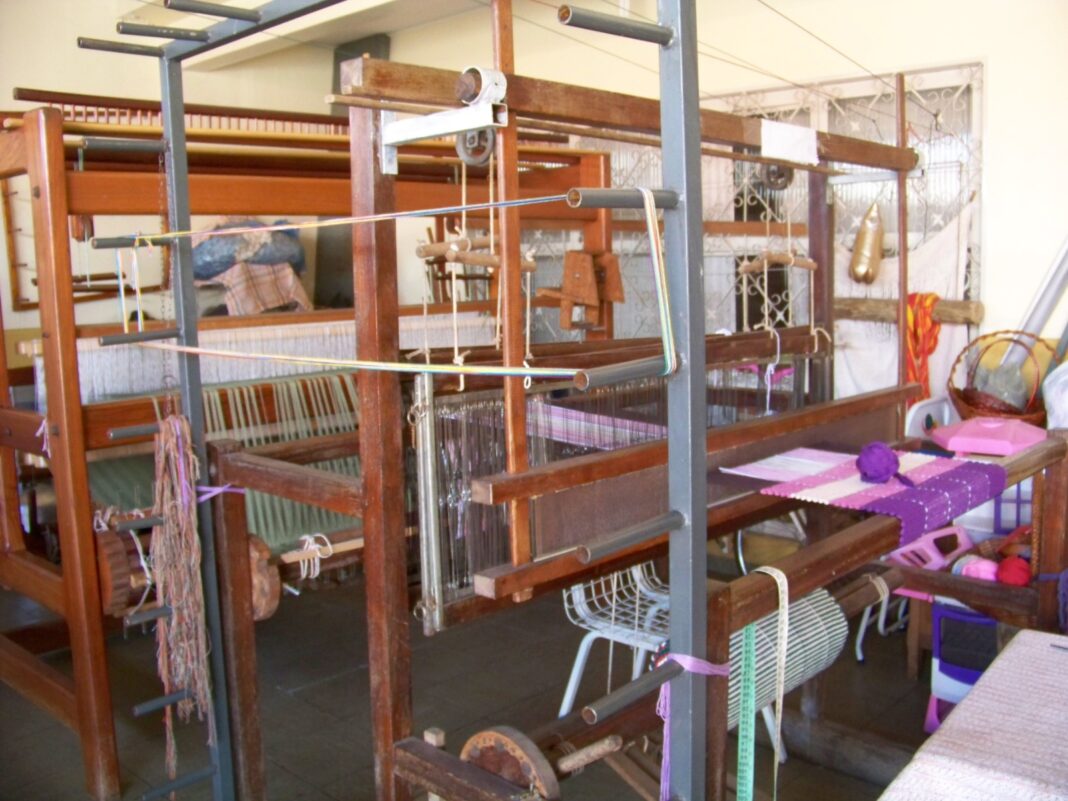 Livro “Tecendo a História” celebra a arte ancestral e versátil da tecelagem no Planalto Central