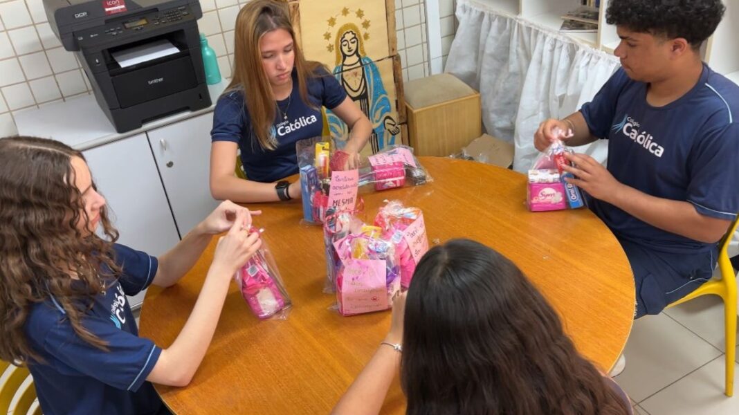Estudantes do Colégio Católica Brasília entregam roupas, cobertores, kits de higiene e sopão em ação pelo Dia do Voluntariado
