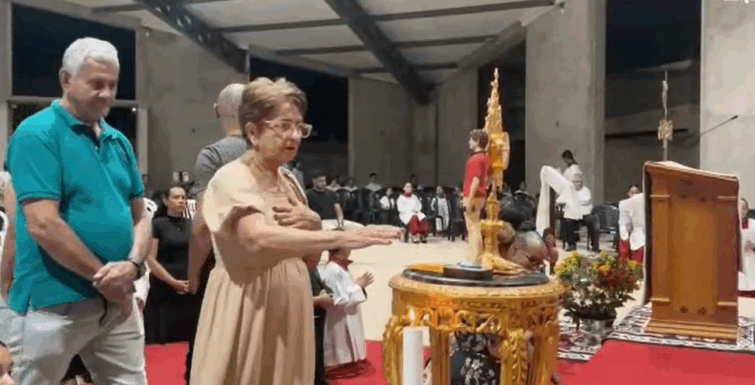 Relíquia de São Carlo Acutis na Paróquia Santíssima Trindade Gama DF