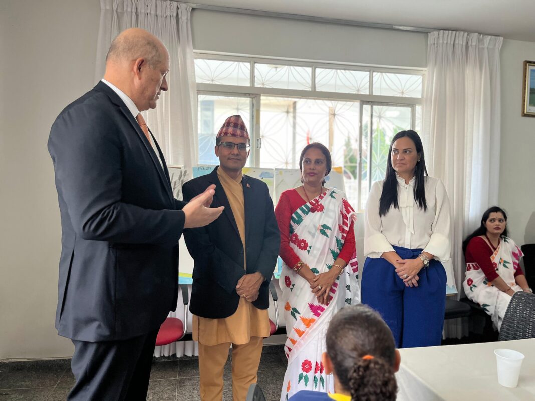 Embaixador do Nepal visita escola em Cocalzinho pelo Programa Embaixadas de Portas Abertas