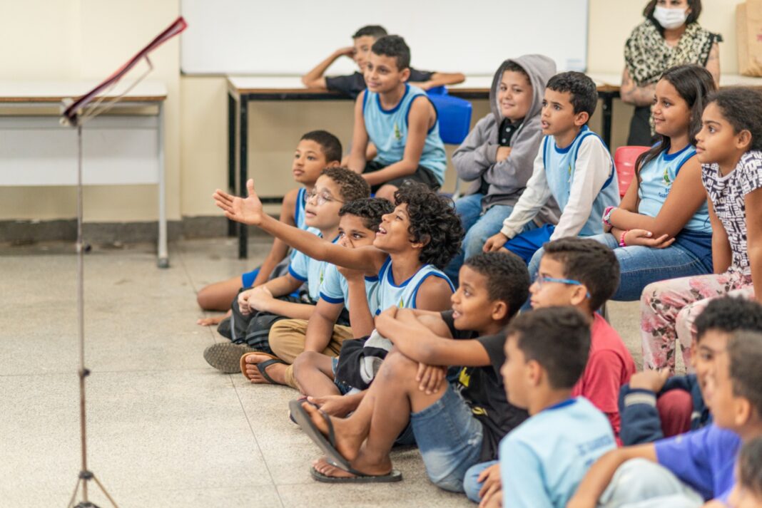 Na Trilha do Teatro leva riso, música e escuta para seis escolas do DF