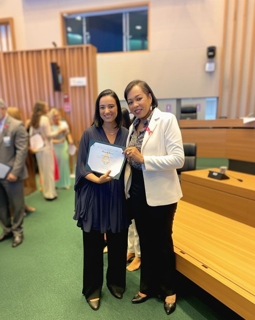 Paula Freitas recebe Moção de Louvor na CLDF