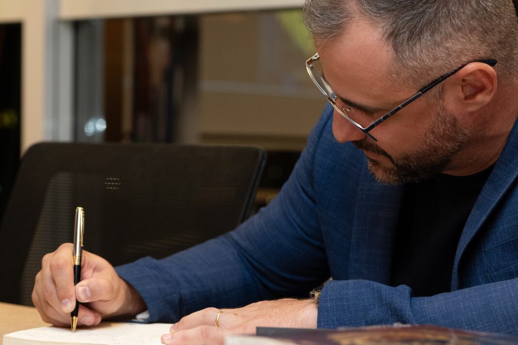 Em noite de celebração, Thiago Benador lança “O Despertar do Líder” no DF